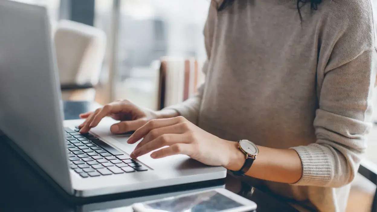Pessoa ao computador a renovar a carta de condução em Portugal