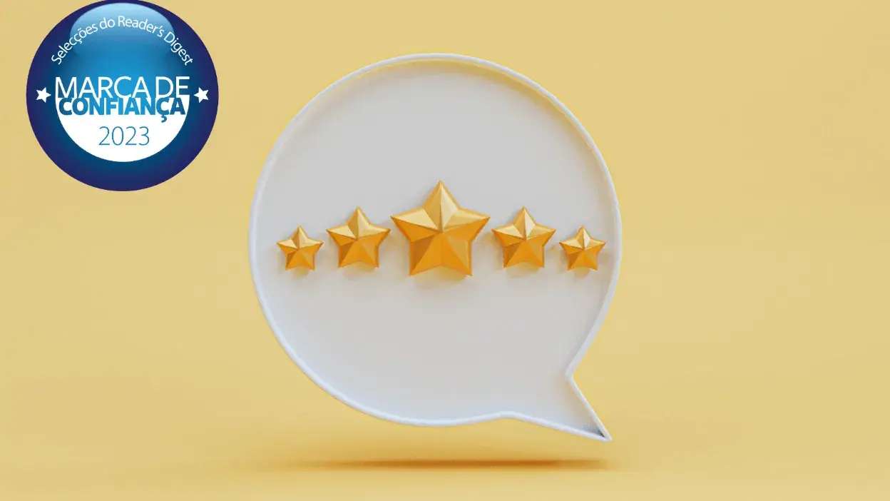 Emblema Marca de Confiança 2023 com cinco estrelas douradas dentro de balão de fala branco sobre fundo amarelo.