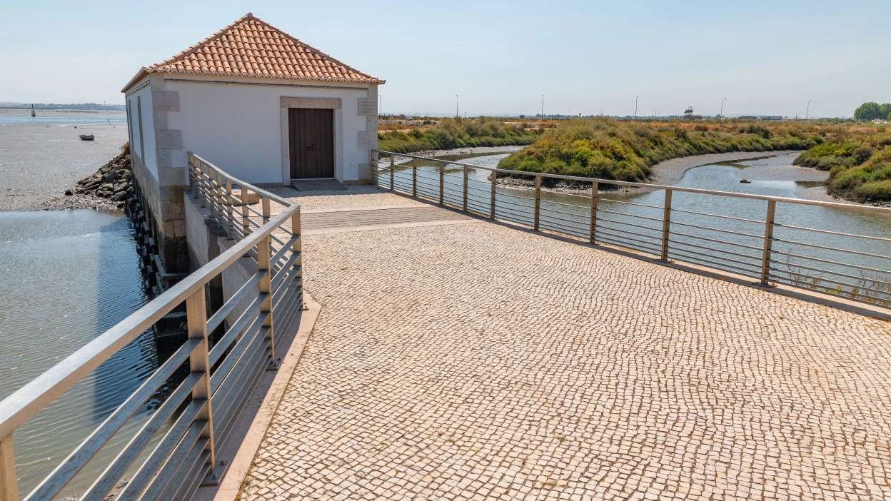 casa à beira rio Tejo, com passadiço, no Montijo