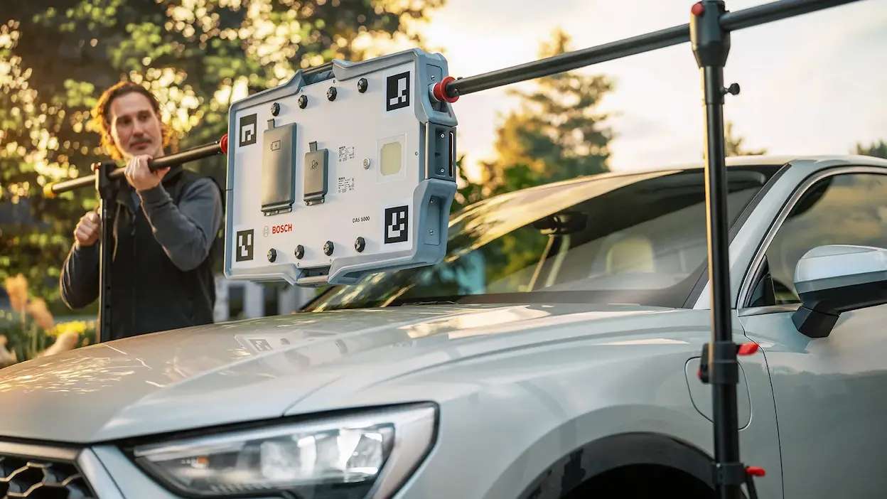 técnica da carglass a calibrar o sistema adas no computador após uma substituição de para-brisas